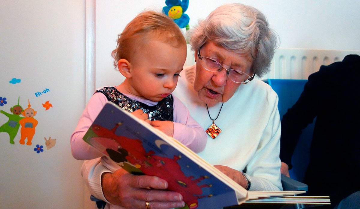 Abuela junto a su nieto
