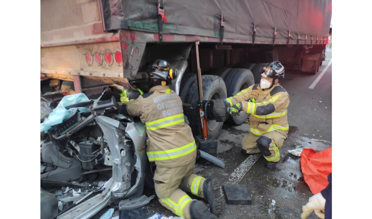 Accidente de carro y tractocamión en el norte de Bogotá