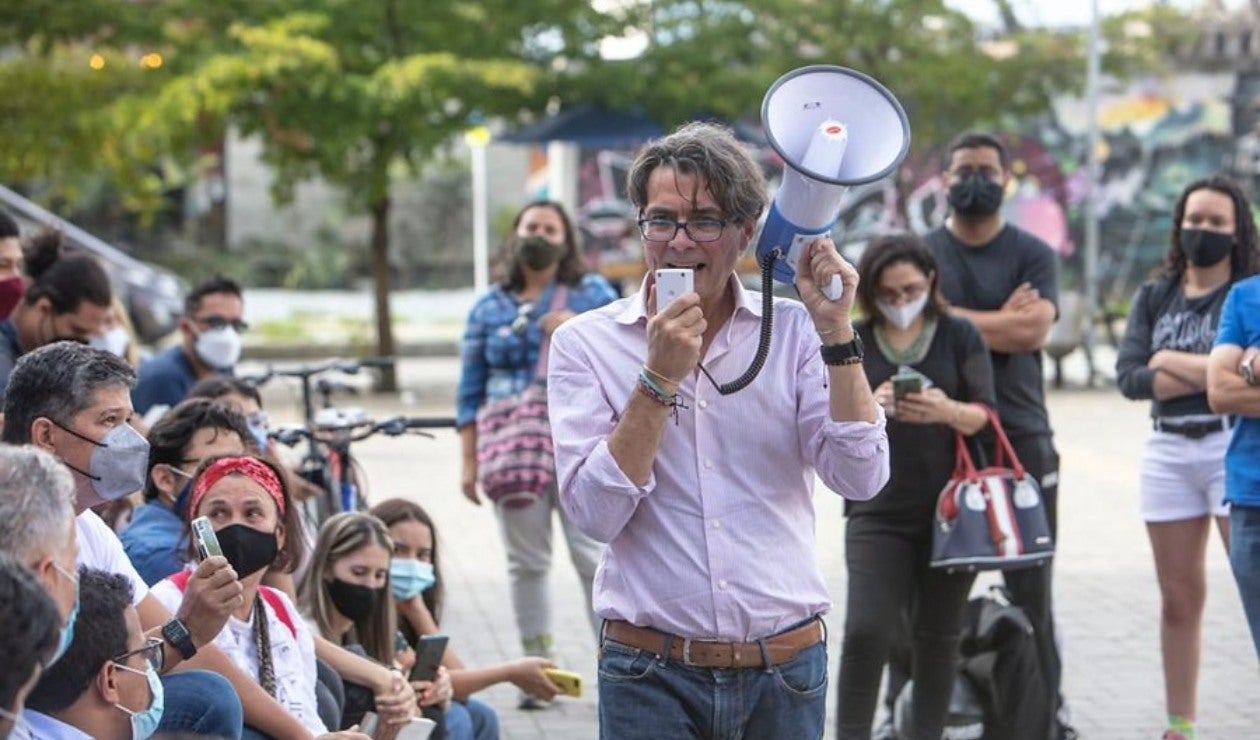 Alejandro Gaviria recogiendo firmas para su aspiración presidencial