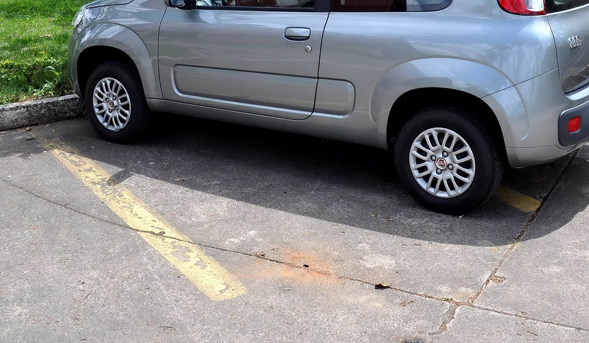 Automóvil parqueado en la calle