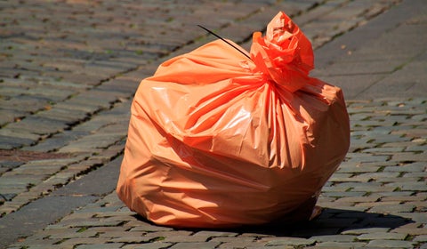 Bolsa con basura en la calle