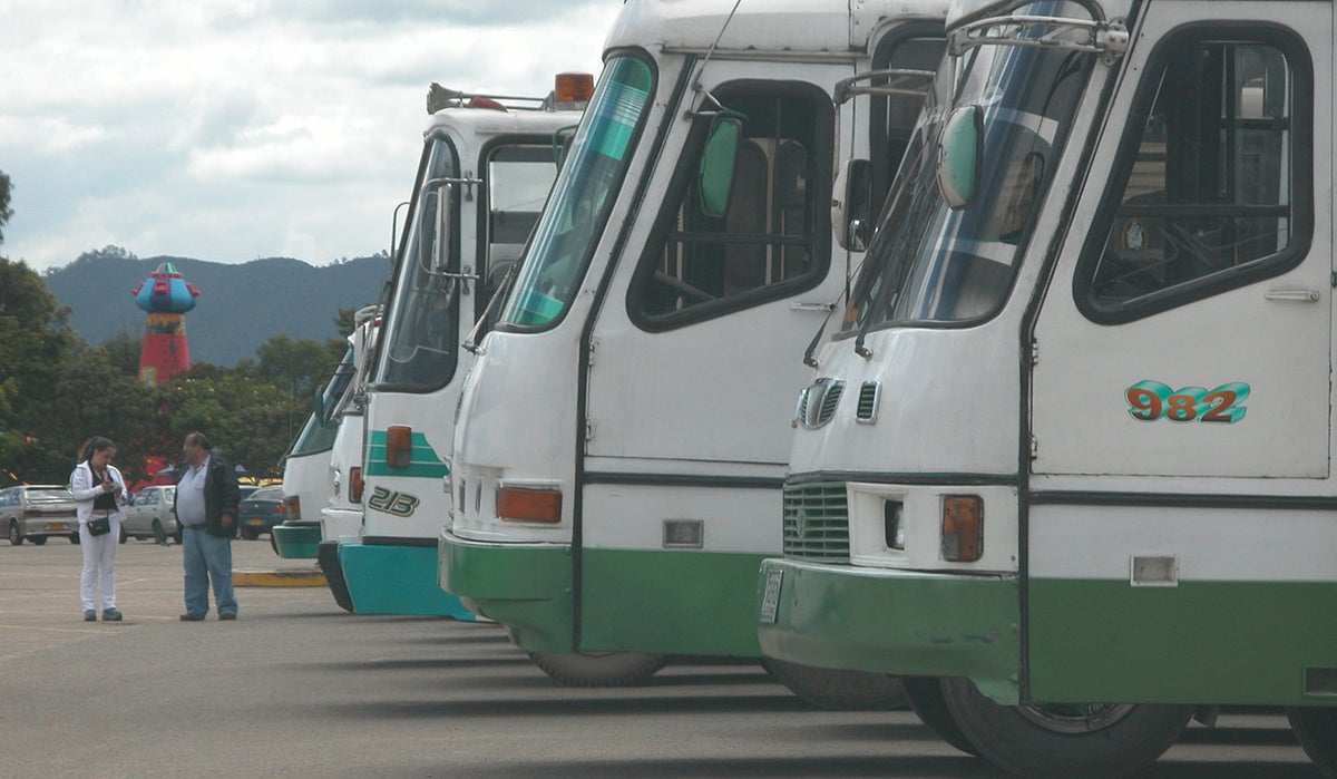 Buses de transporte intermunicipal estacionados