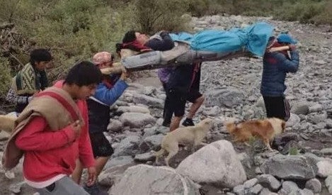 Hombre accidentado tuvo que ser cargado porque ambulancia no llegó