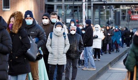 Alemanes usan tapabocas y deben respetar distanciamiento seguro