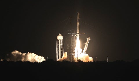 Lanzamiento de cohete al espacio exterior
