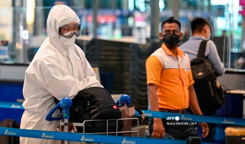 Controles antivocovid en aeropuerto de Asia