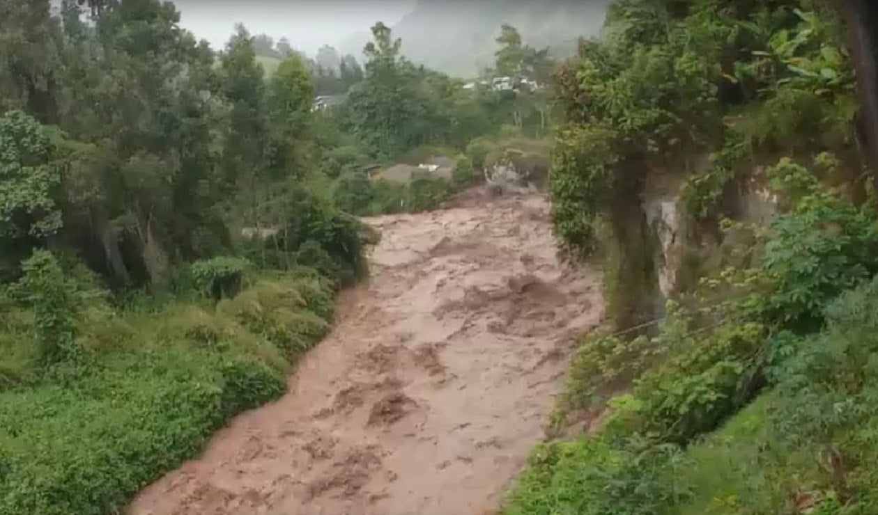 La fuerte temporada de lluvias ha causado la creciente súbita de la quebrada Manizales