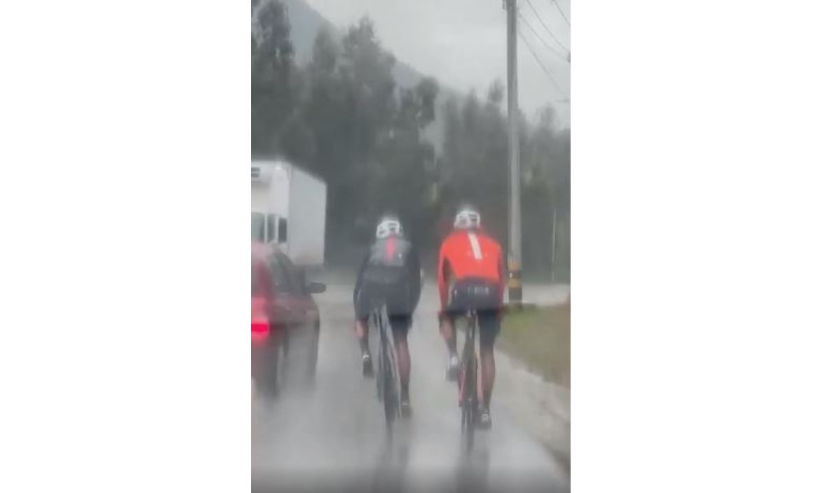 Egan Bernal por poco arrollado por carro imprudente