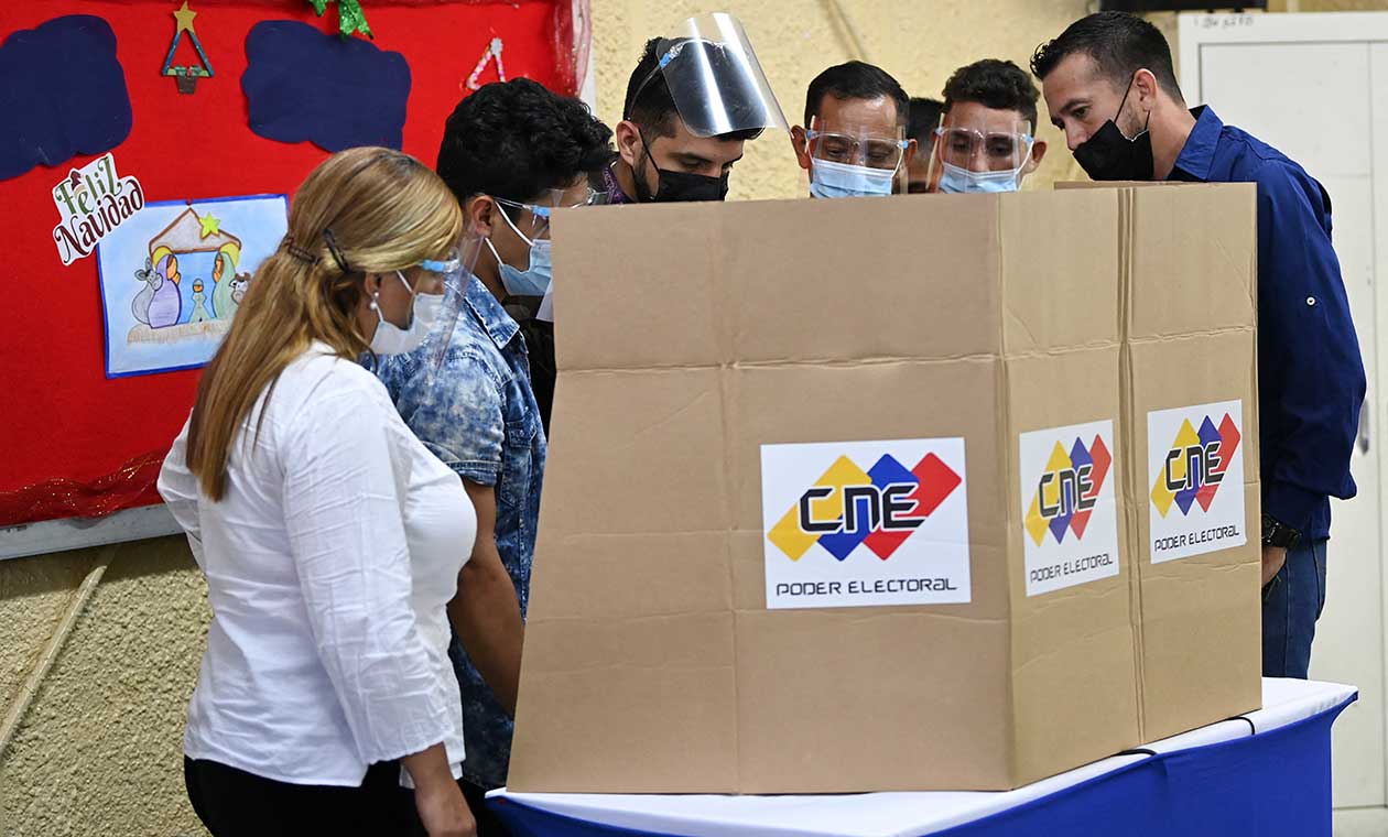 Votantes participan en elecciones en Venezuela