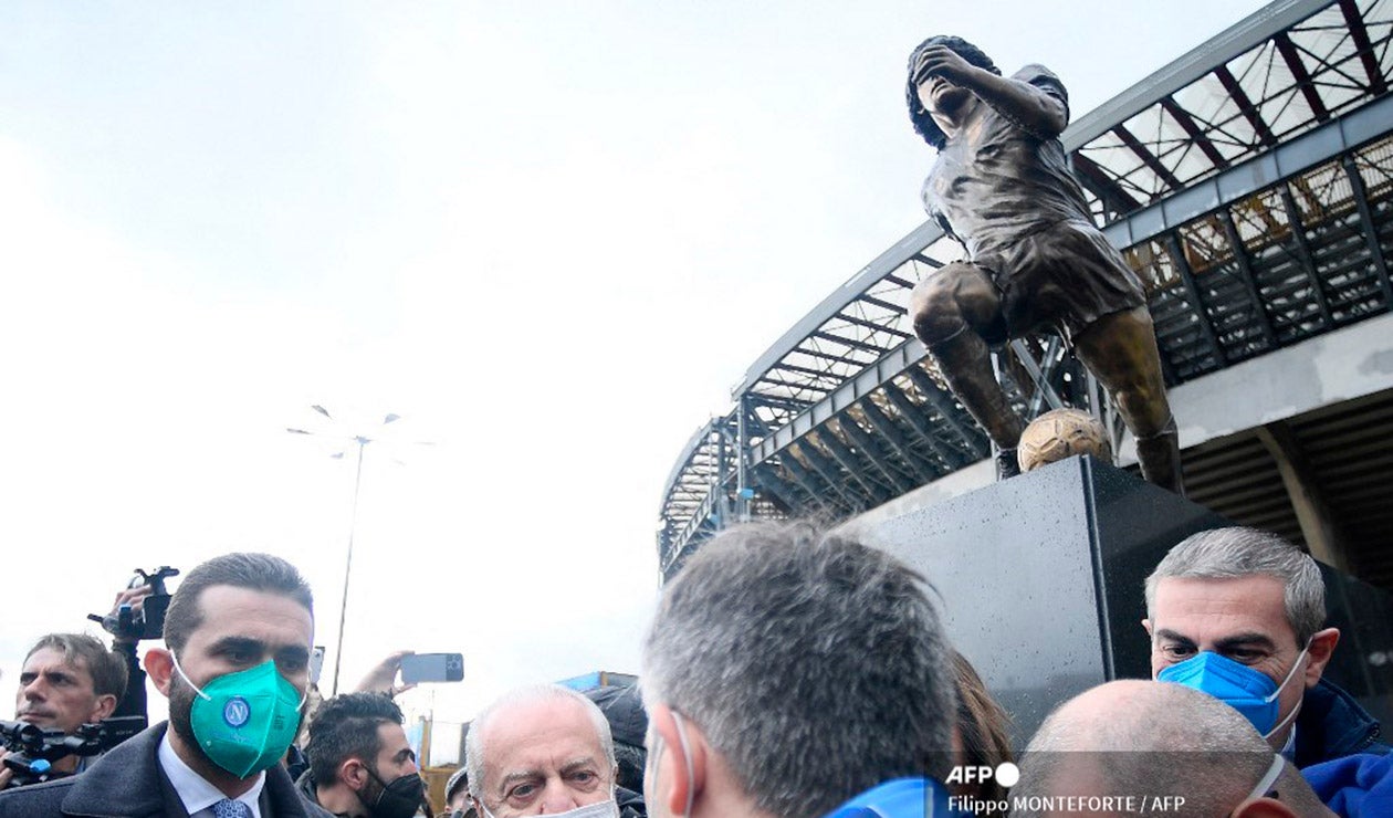 Estatua homenaje a Diego Maradona en Nápoles