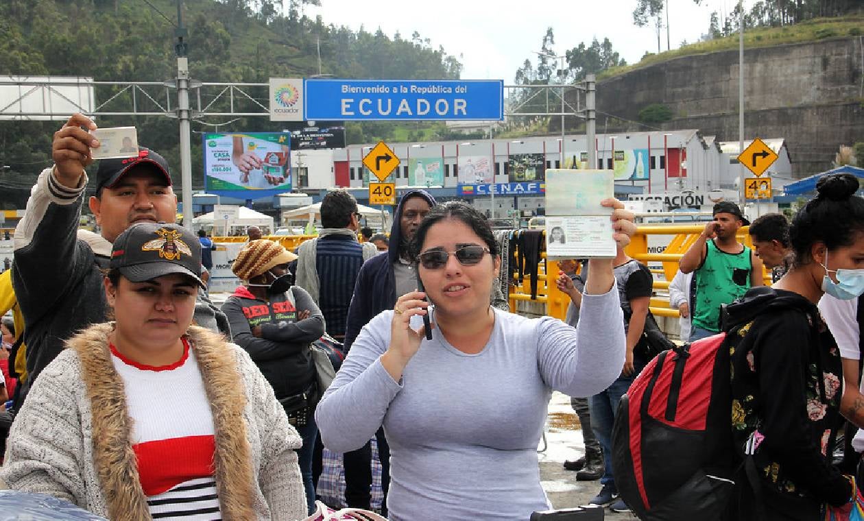 Colombianos en frontera con Ecuador