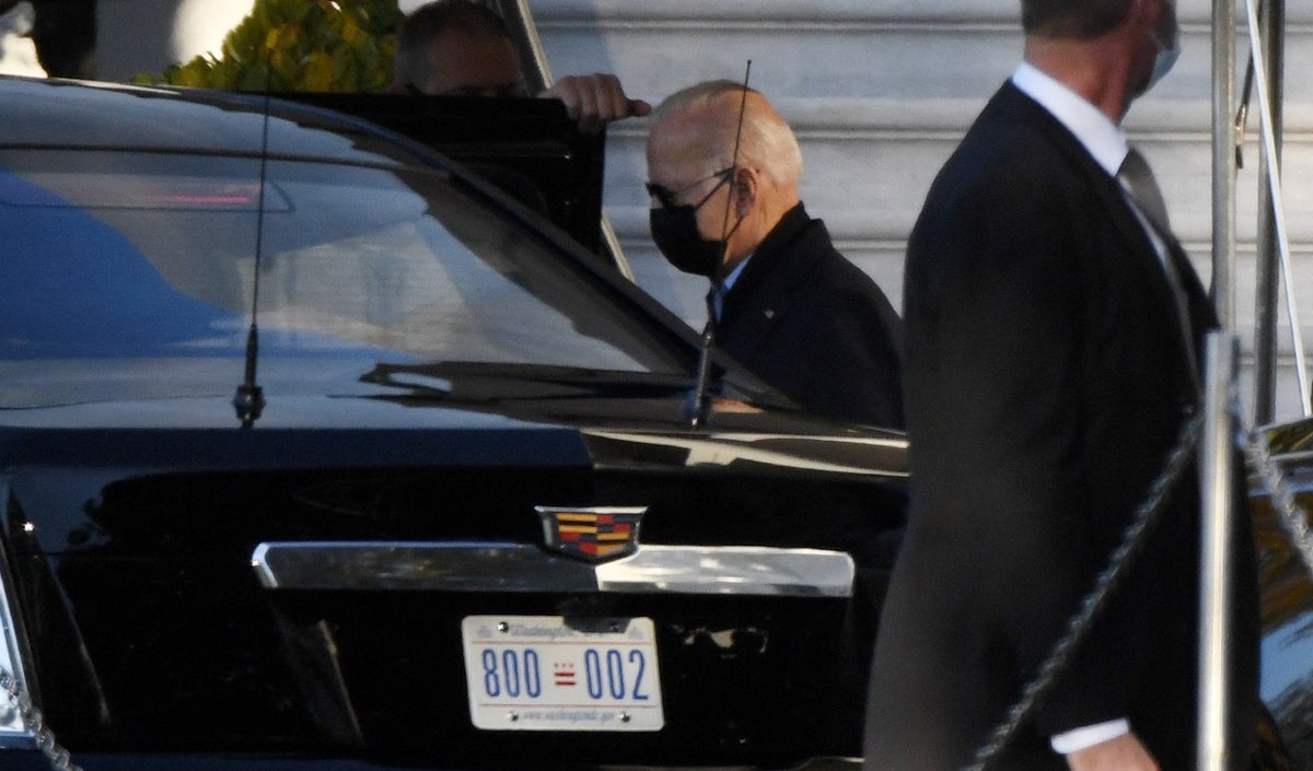Joe Biden saliendo de la Casa Blanca a su chequeo médico anual