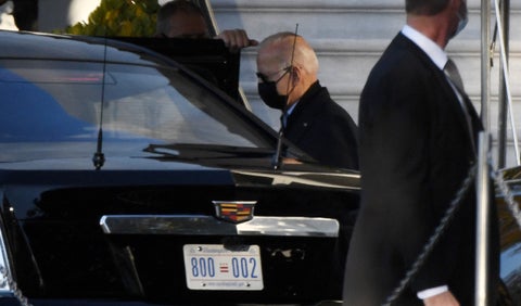 Joe Biden saliendo de la Casa Blanca a su chequeo médico anual