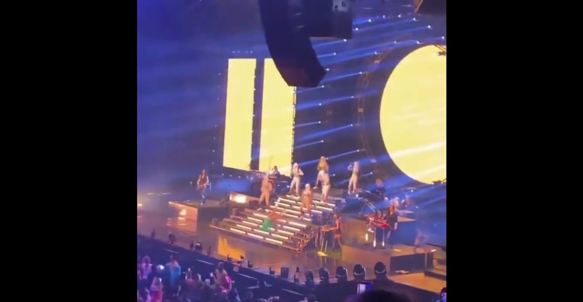 Karol G se cayó en pleno concierto en Miami