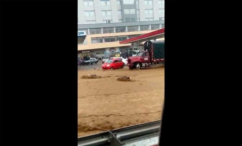 Fuertes lluvias en Medellín crean inundaciones