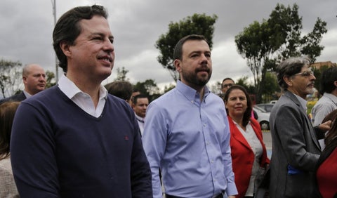 Los hermanos Galán en frente de la Registraduría Nacional.