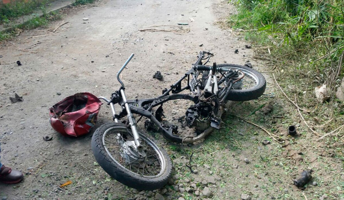 Moto destruida por un explosivo