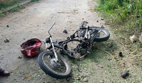 Moto destruida por un explosivo