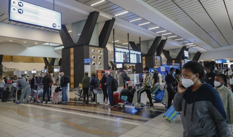 Variante Omicron se detectó en Sudáfrica.