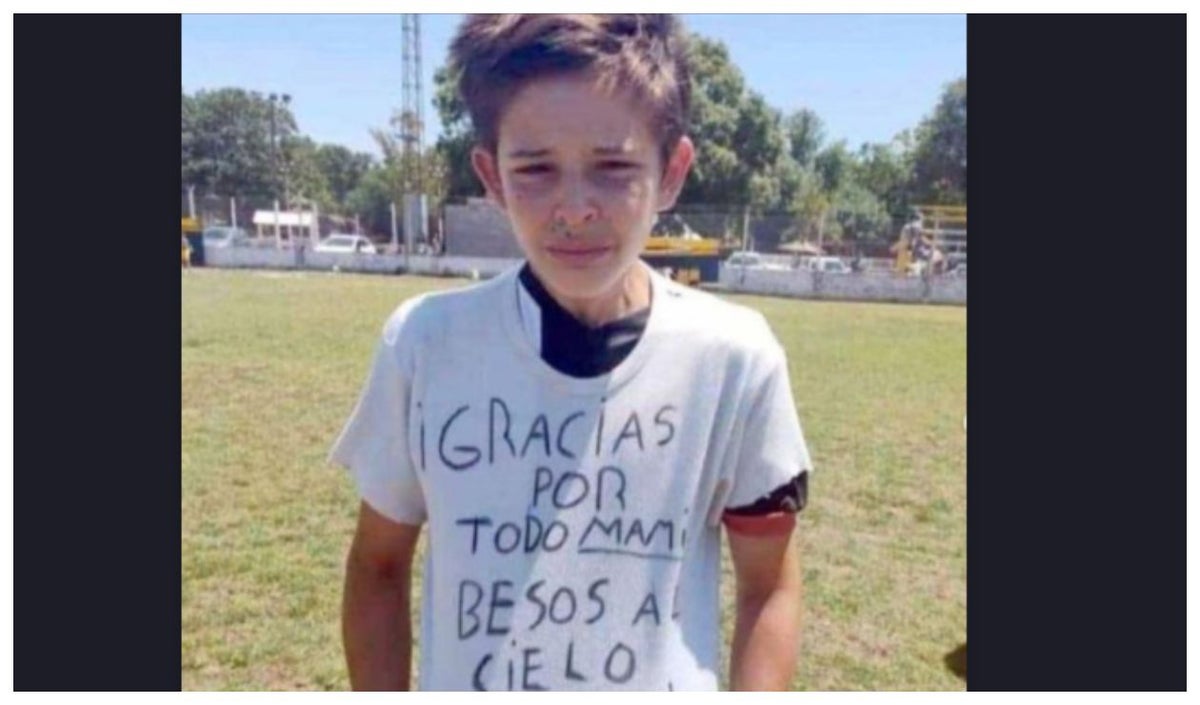 Niño envía mensaje a su mama al anotar gol