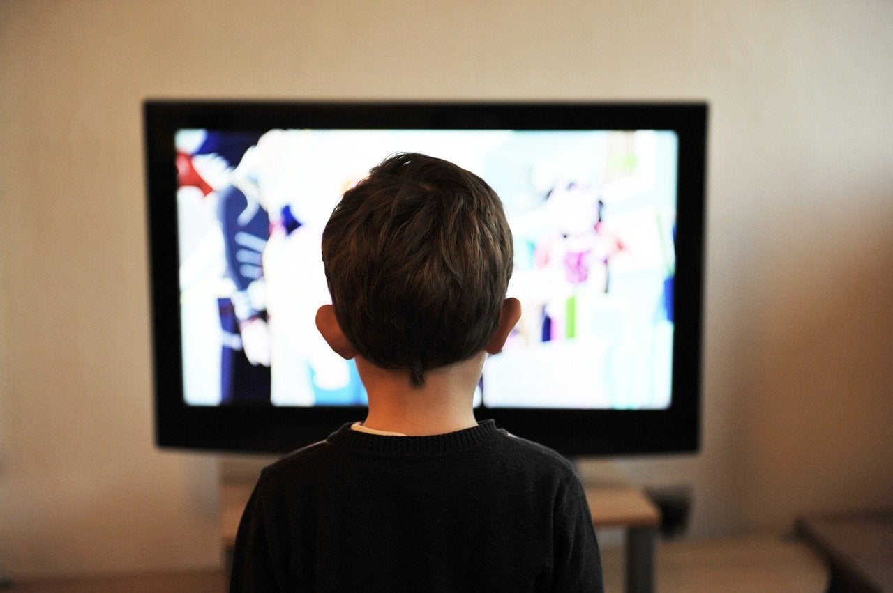Niño mirando televisión