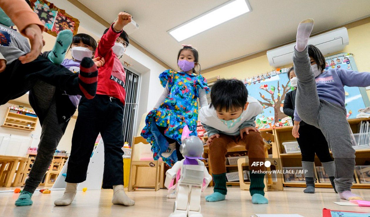 Niños de guardería juegan con el robot Alpha Mini