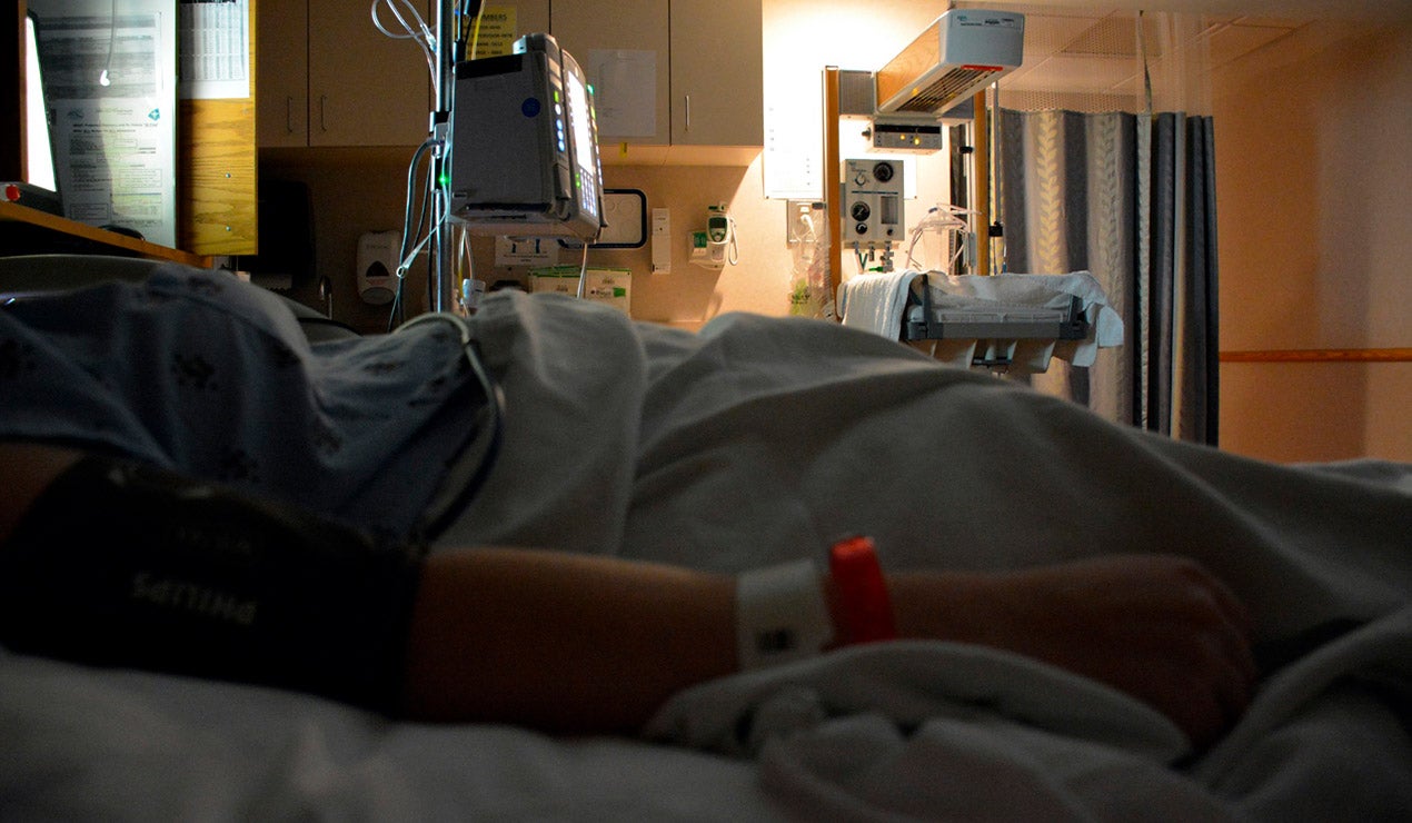 Paciente en cama de hospital