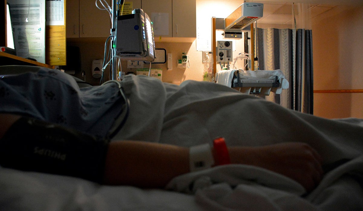 Paciente en cama de hospital