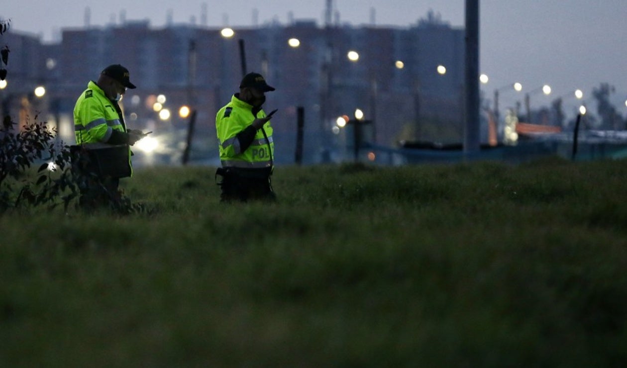 Policías de Bogotá salvan a ladrón de turba enfurecida que lo golpeaba