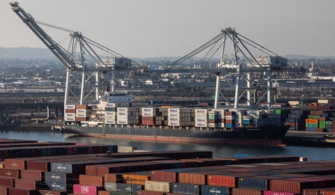 Puerto marítimo con contenedores