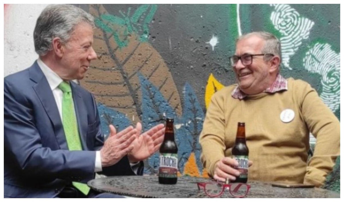 Santos y Timochenko tomando cerveza