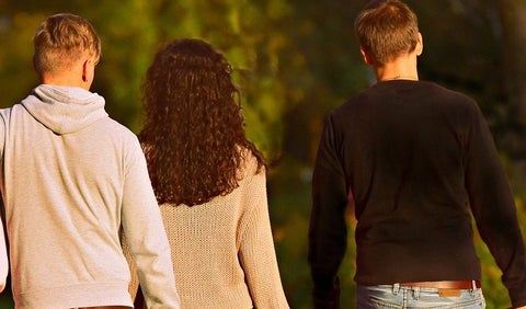 Mujeres deberían tener dos esposo por su bienestar, según estudio