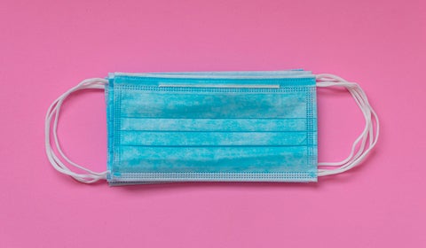 Tapabocas es usado como barrera ante un contagio de covid