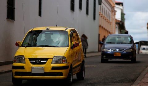 Taxi circulando por una calle