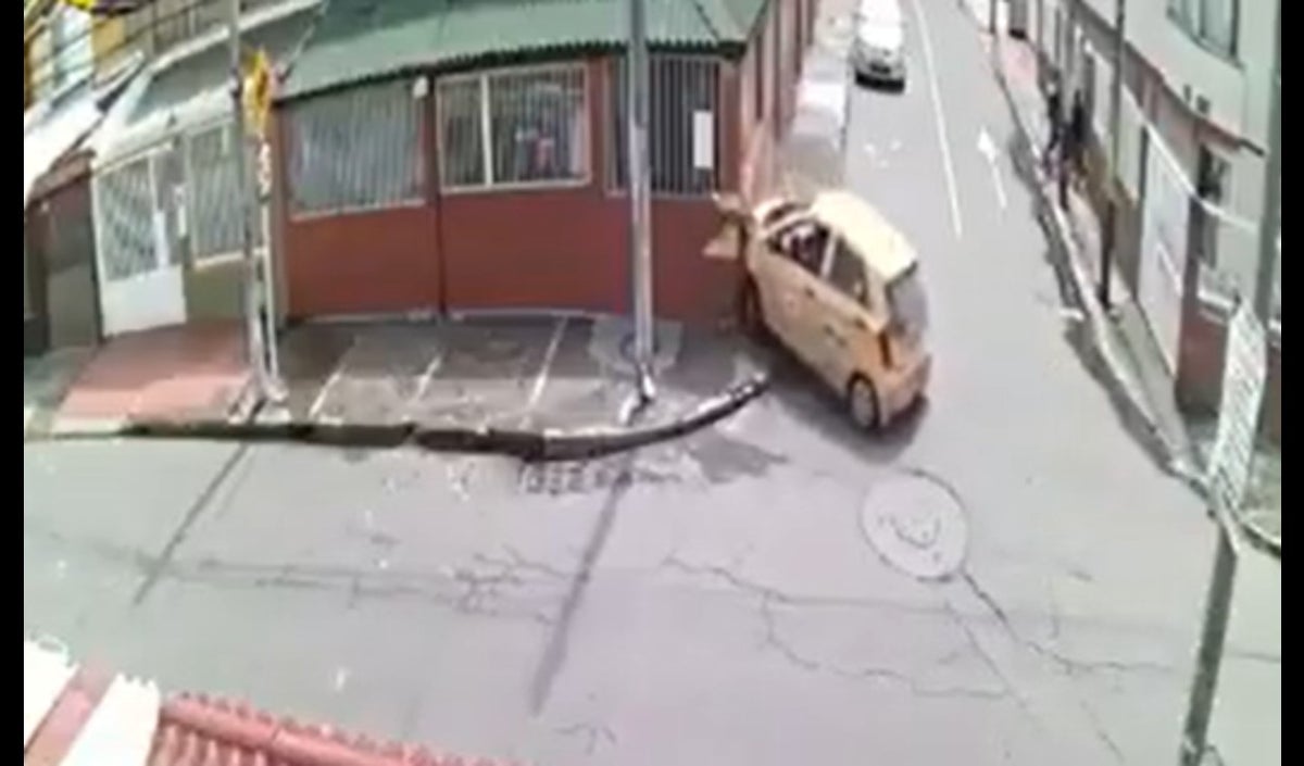 Taxi se choca tras robar a un ciclista