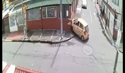 Taxi se choca tras robar a un ciclista