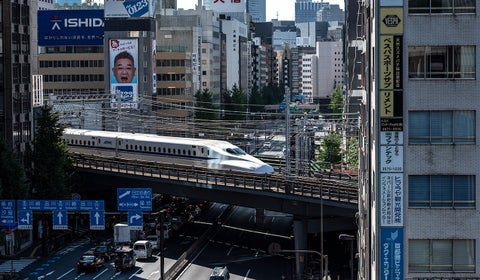 Tren bala de Japón recorre una cuidad