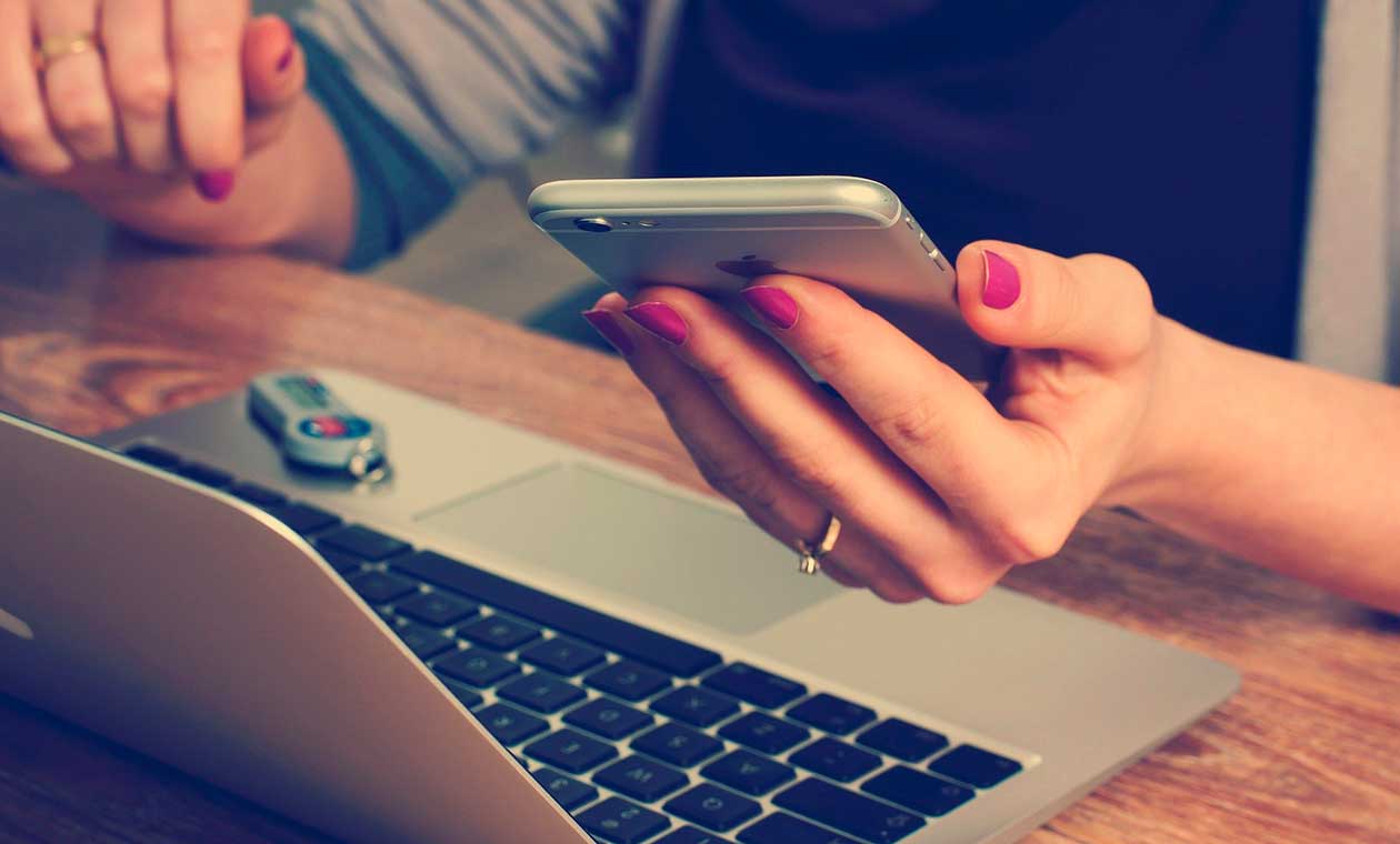 Mujer trabajando en su pc portátil