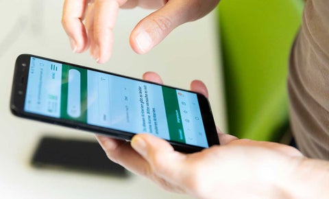 Persona usando su smartphone