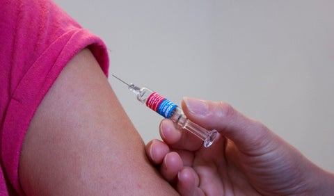 Vacunación a mujeres contra el Virus del Papiloma Humano