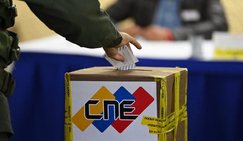 Ciudadanos acuden a votaciones en Venezuela