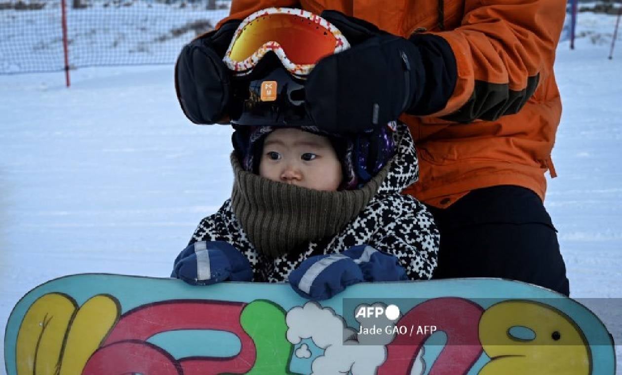 Wang Yuji, la bebé china que hace snowboard