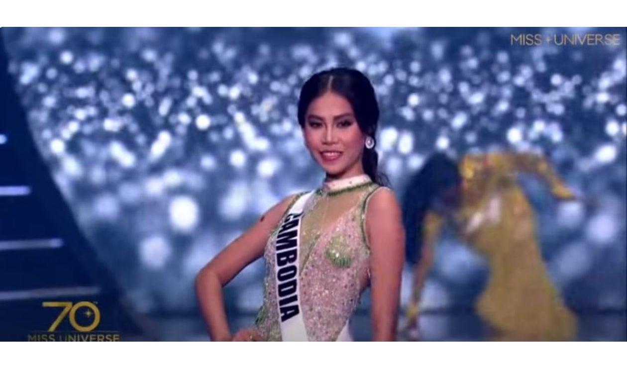 Caída de Miss Camerún se dio cuando apenas iba a desfilar en Miss Universo 2021