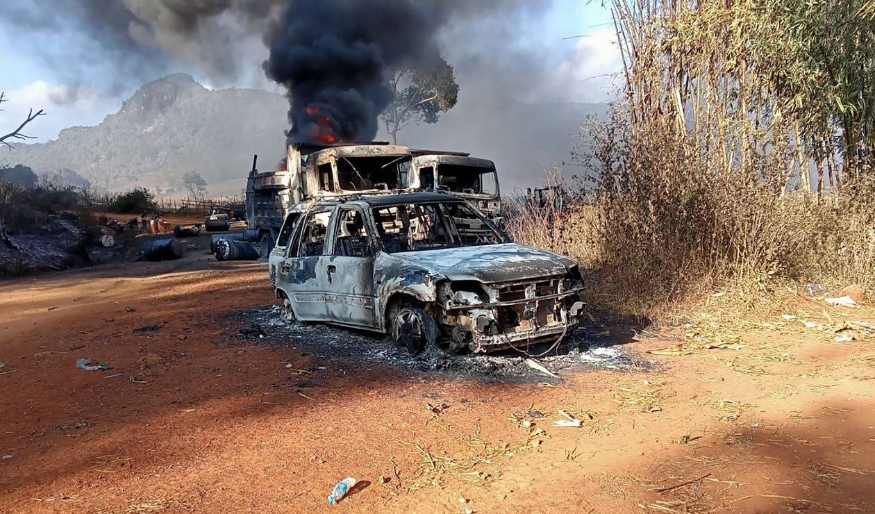 Carros calcinados en Birmania