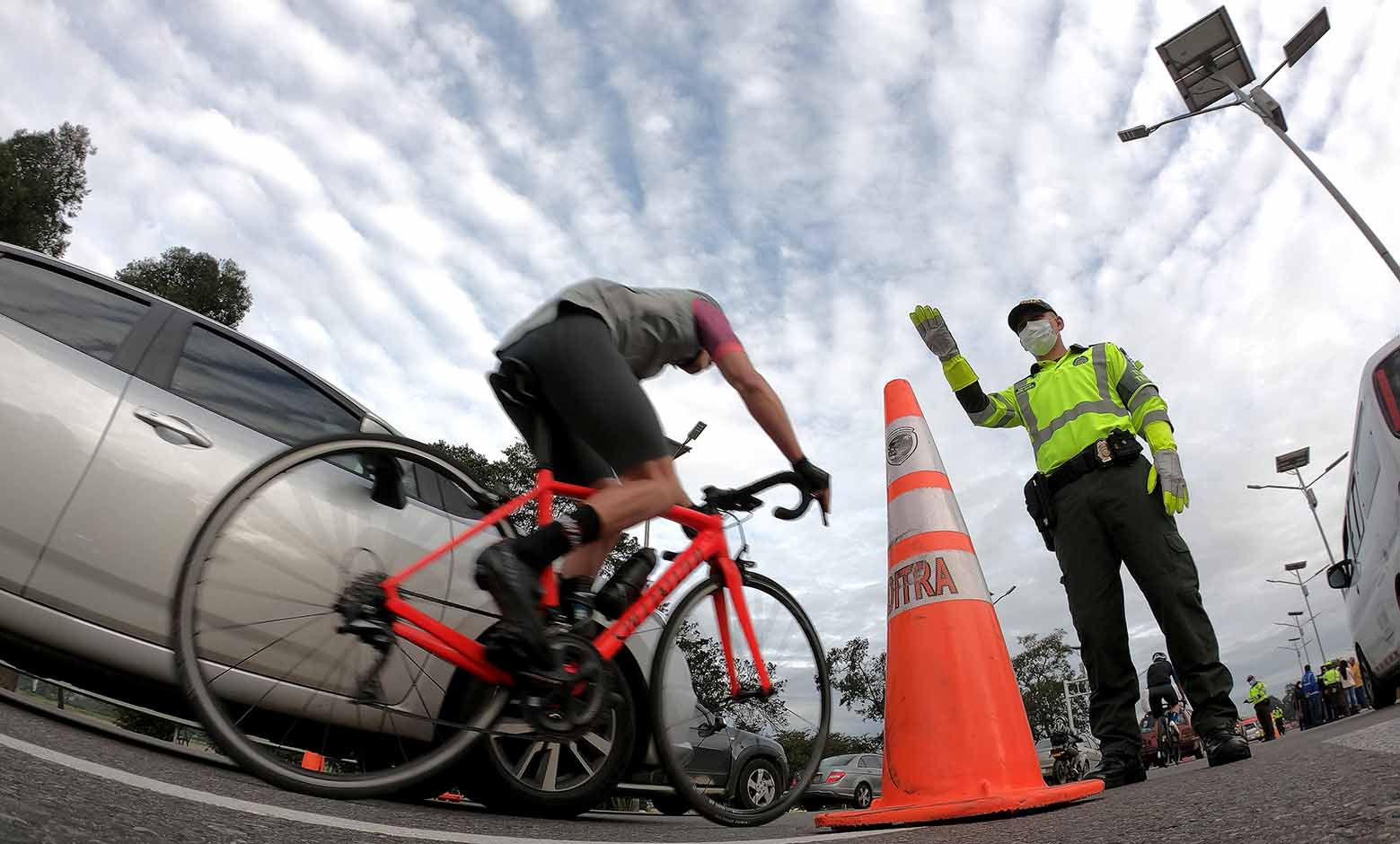 Ciclistas pueden transitar en las vías pero deben cumplir las señales de tránsito