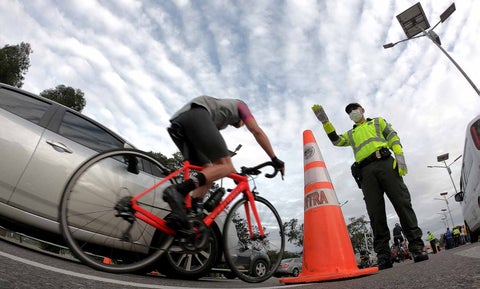 Ciclistas pueden transitar en las vías pero deben cumplir las señales de tránsito
