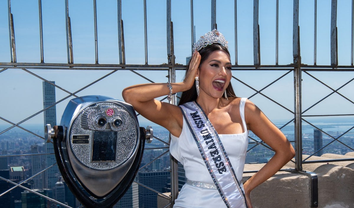 Andrea Meza luce la corona de Miss Universo