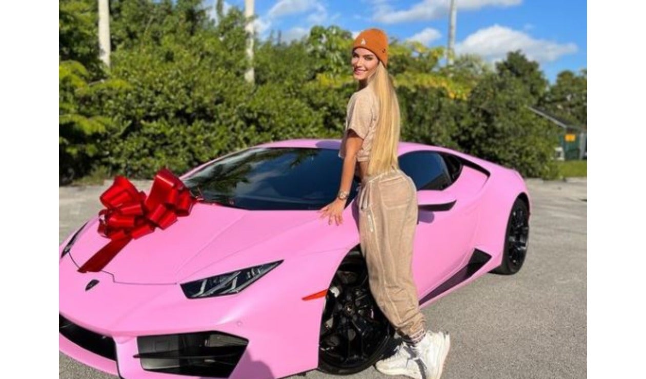 El lamborghini rosa que le regaló Nicky Jam a su novia.