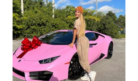 El lamborghini rosa que le regaló Nicky Jam a su novia.