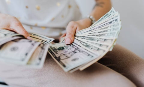 Feos ganan más dinero